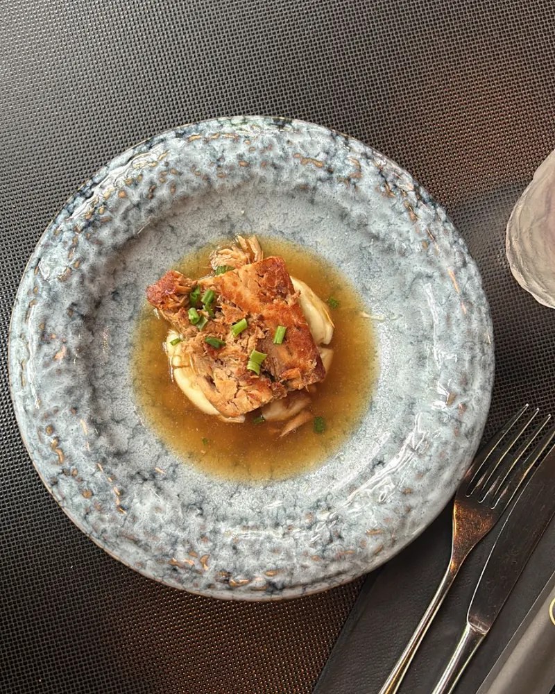 Assiette de saison dans un bouillon doré