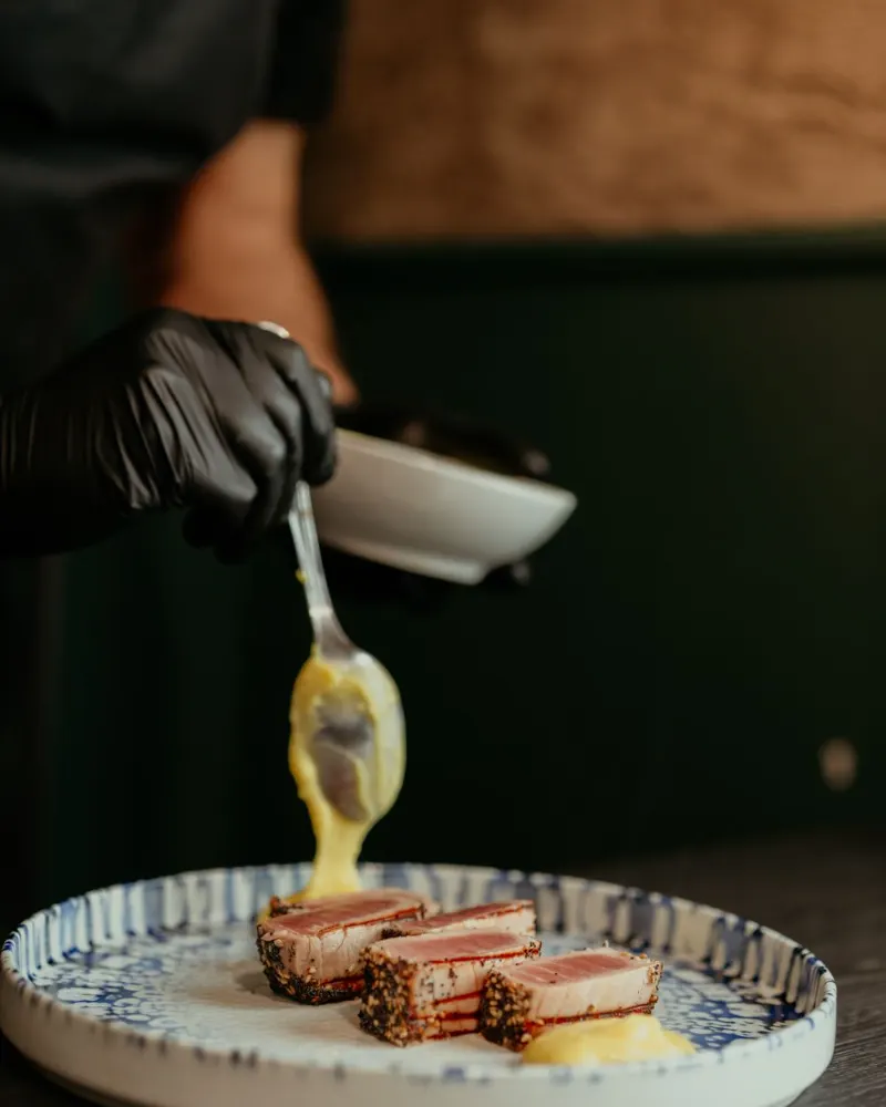 Une sauce nappée à la cuillère sur l'assiette